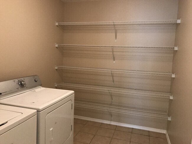 Building Photo - 3 bed/ 2 bath... 2 car garage... Single Level...In the Meadowbrook Subdivision.