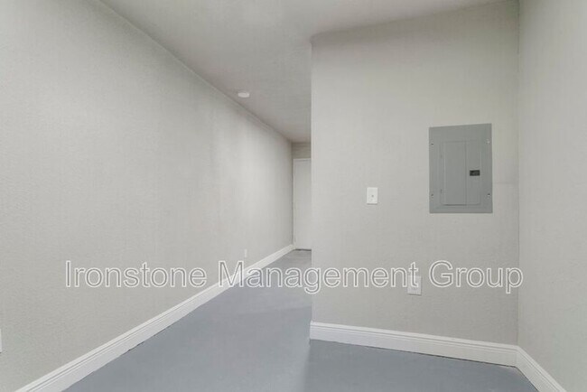 Building Photo - 2618 E 8th St