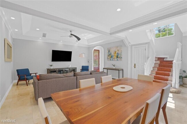 Building Photo - 4 br, 2.5 bath Townhome - 370 NE 7th Ave #...