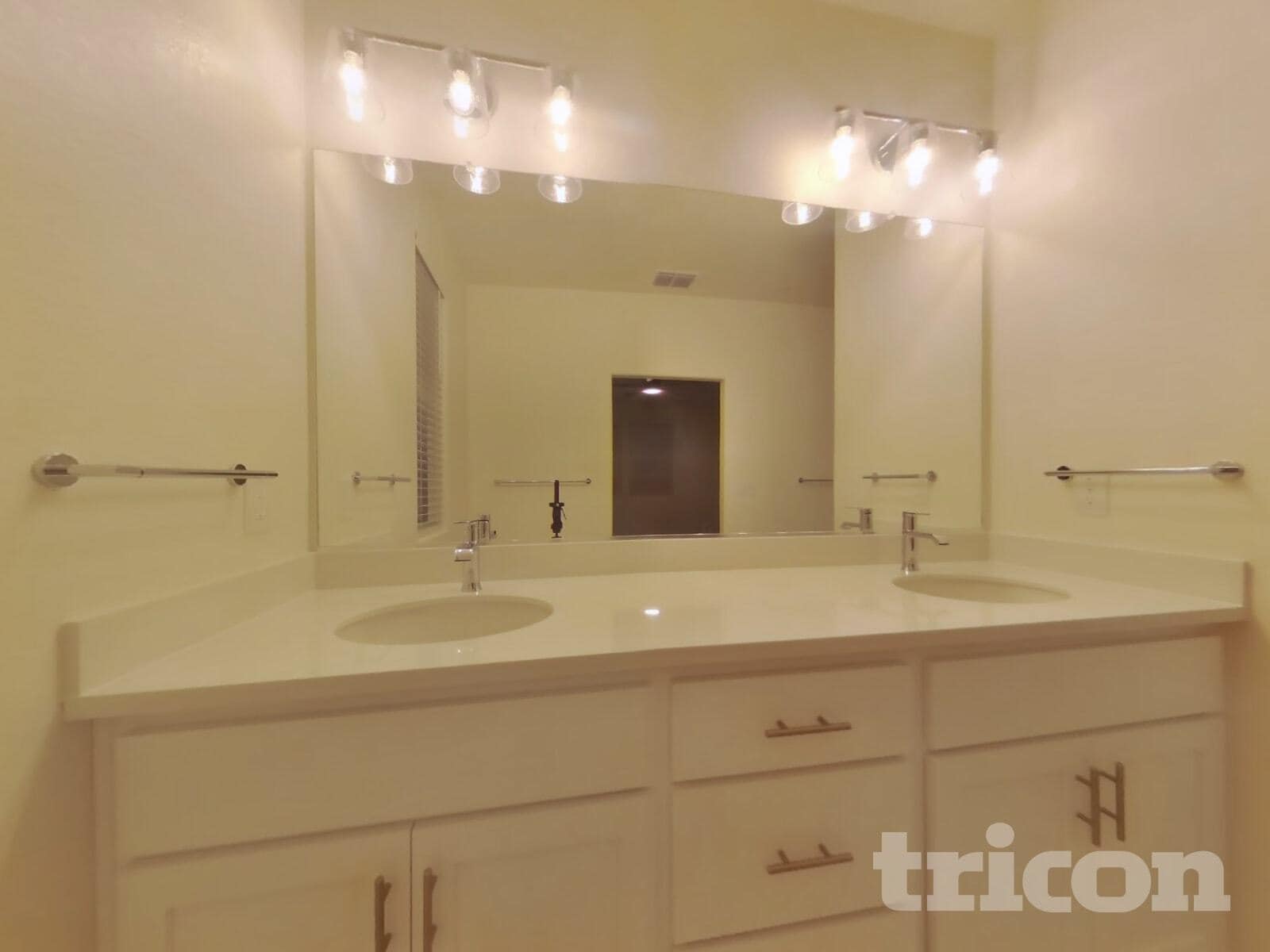 Building Photo - 2046 Delta Vw Ave