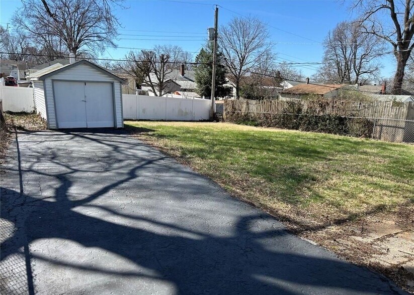 Building Photo - 9448 Harold Dr