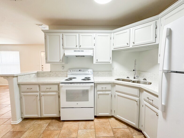 Building Photo - 709 Sonesta Dr