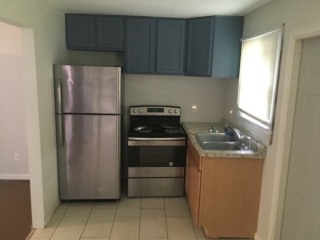 Building Photo - 4207 Dinglewood Ave