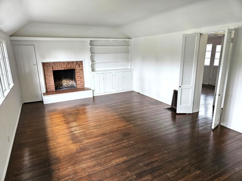 Building Photo - 8531 Rosewood Ave