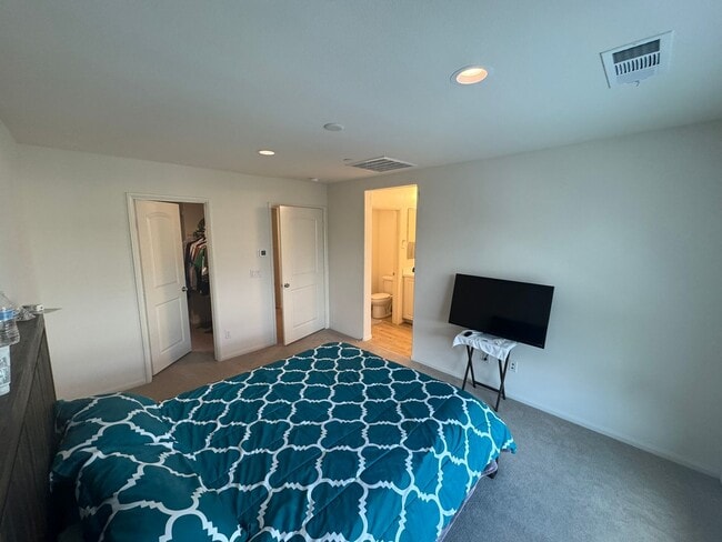 Building Photo - Beautiful 3-Bedroom Home in Vista – Modern...
