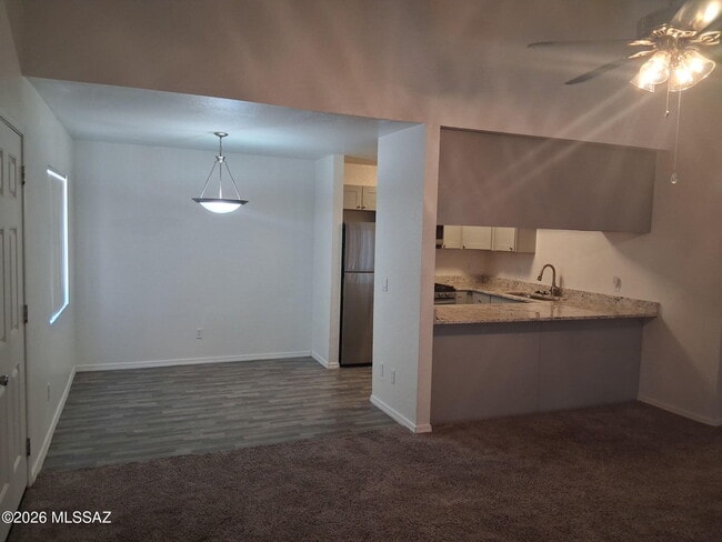 Building Photo - 806 S Langley Ave