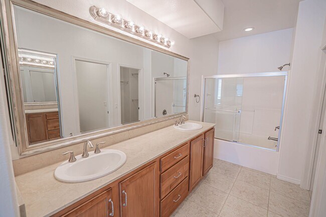 Building Photo - West Creek 3 Bedroom Townhome for Rent in ...