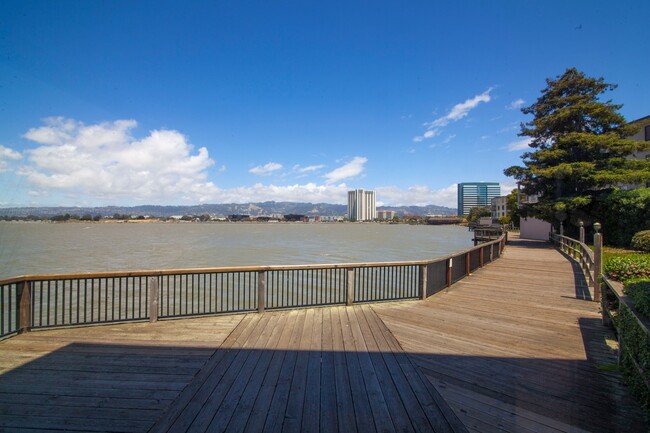 Building Photo - One Bedroom Condo Available in Watergate C...