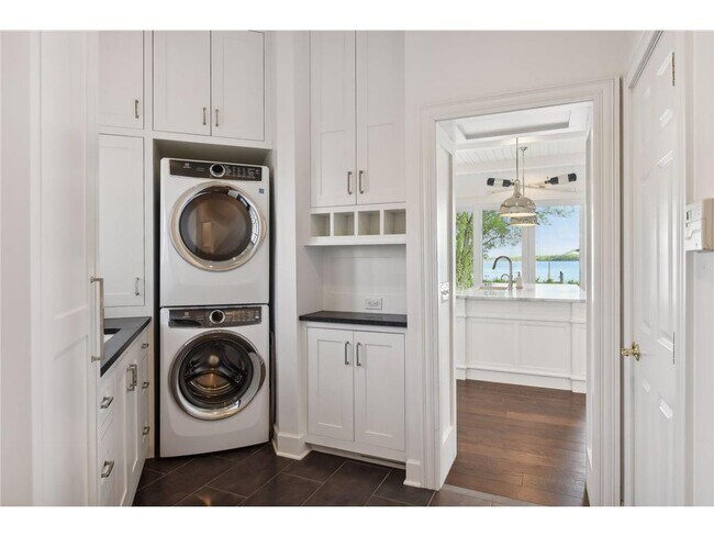 Building Photo - 3115 N Shore Dr