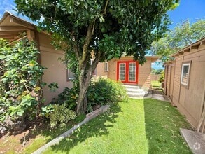 Building Photo - 3 Bedroom / 2 Bathroom Home with large yar...