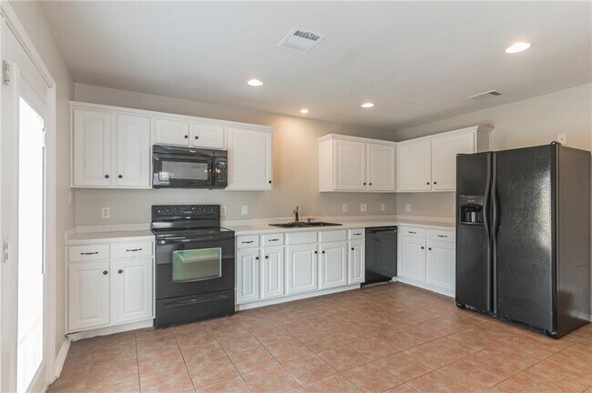 Building Photo - 1908 Candlelight Dr