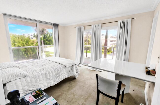 Building Photo - 2560 S Ocean Blvd