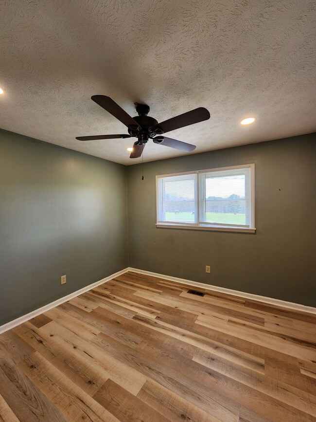 Building Photo - Large Brick Ranch-Rental
