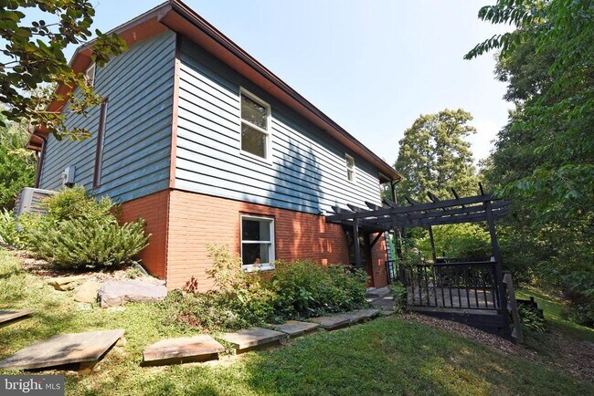 Building Photo - 420 Black Twig Rd