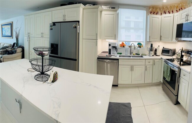 Building Photo - 3100 NE 49th St