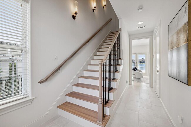 Building Photo - 2122 Lakeshore Edge Dr