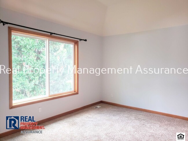 Building Photo - 15590 SW Tanager Dr