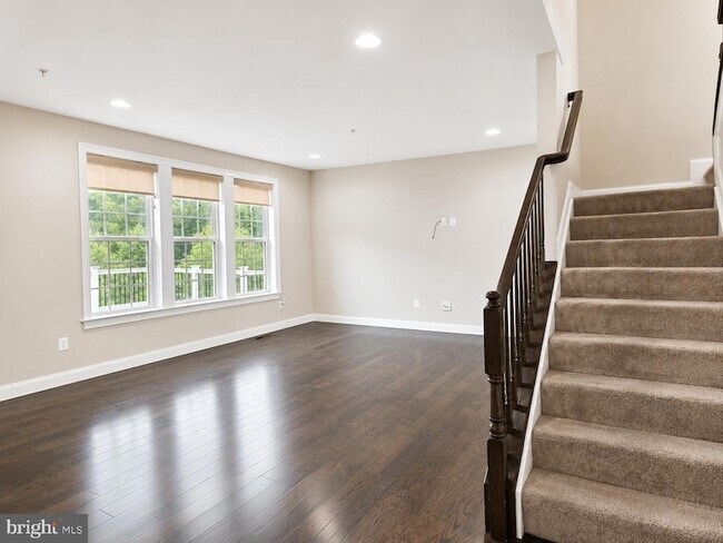Building Photo - 3348 Burton Dr