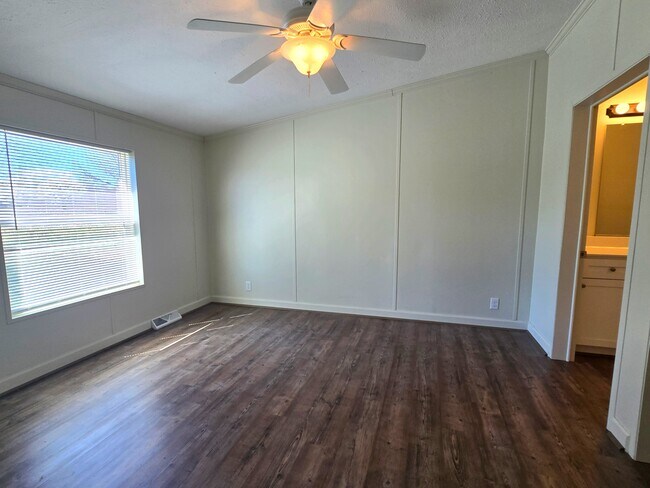 Building Photo - 165 Cattle Ln