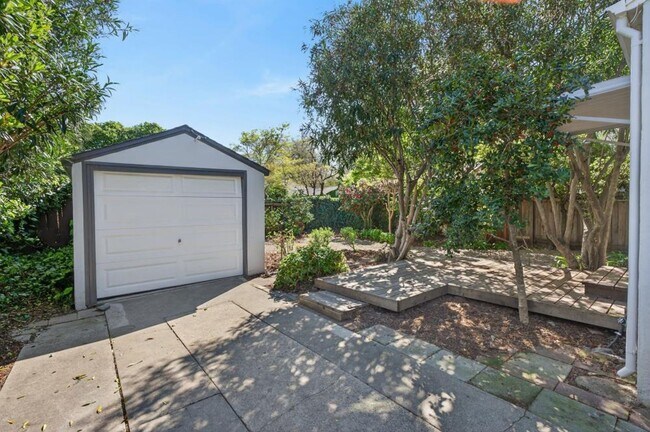 Building Photo - 2 bedroom | 1 bathroom | Single family in East Sac