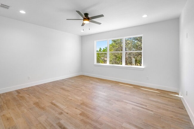 Building Photo - 130 Homer Dr W