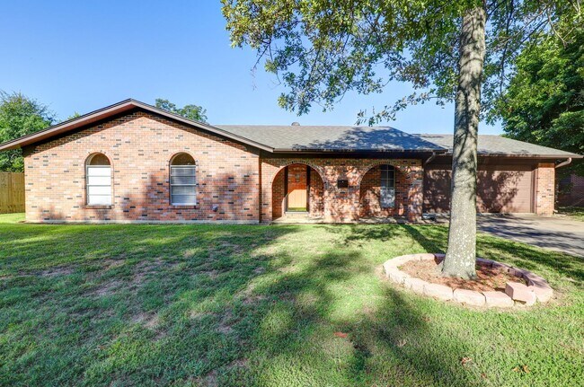 Primary Photo - 3 Bedroom 2 Bathroom House in Texarkana, TX