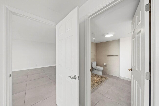 Building Photo - 3051 NE 48th St