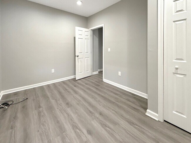 Building Photo - Beautiful 2BR + Den Home with 2 Baths, Modern Kitchen & Central AC