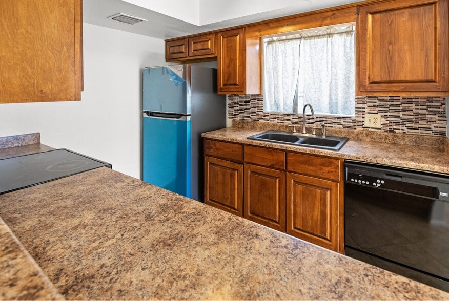 Building Photo - 850 S River Dr