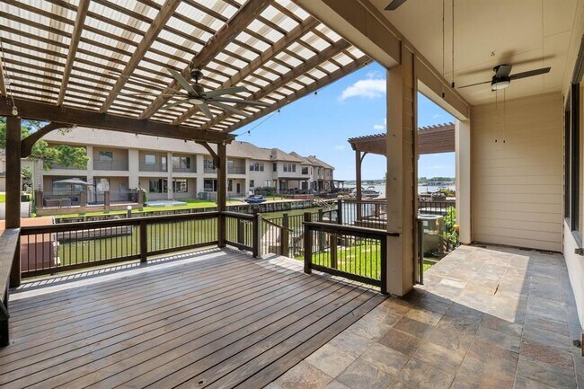 Building Photo - 360 Old Aqua Landing W