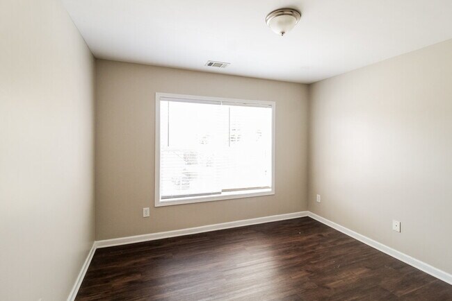 Building Photo - 2447 Longmont Dr