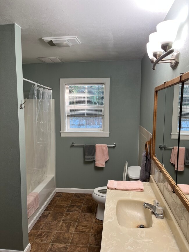 Building Photo - 1531 James St