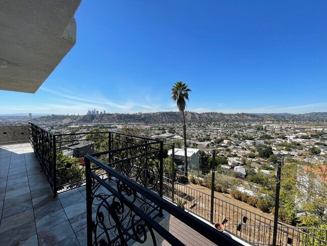 Building Photo - Gorgeous 5 Bed House - Amazing View!