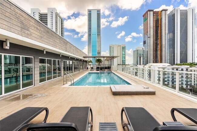 Building Photo - 321 NE 26th St