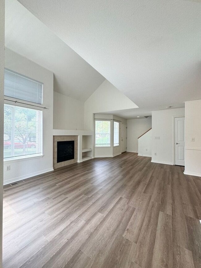 Building Photo - 2 Bedroom, 1.5 Bathroom Condo Only Seconds...