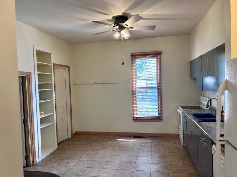 Kitchen - 212 7th Ave SE