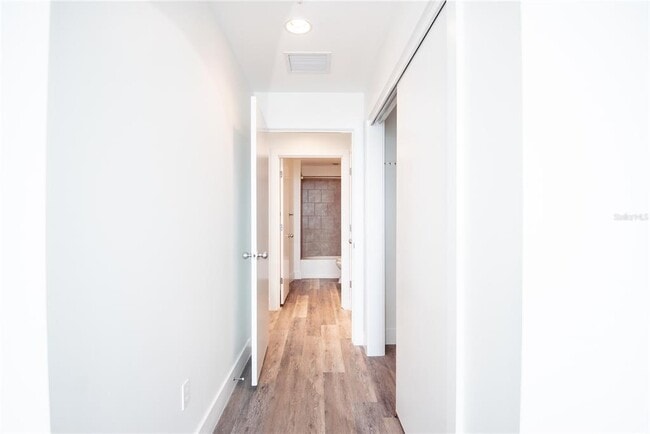 Building Photo - 1208 E Kennedy Blvd