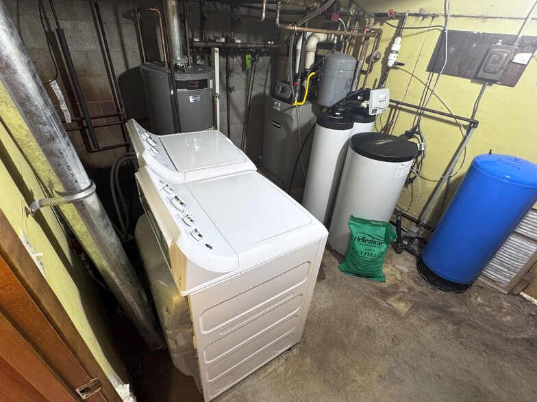 Building Photo - 3168 Dubuque St NE