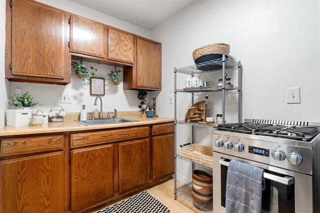 Building Photo - 46 Lewis St