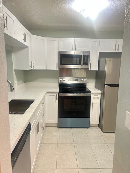 Building Photo - 1585 NE Beacon Dr