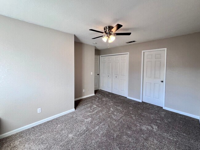 Building Photo - $2,295 Villa & Barstow, 3 Bedroom Condo - ...