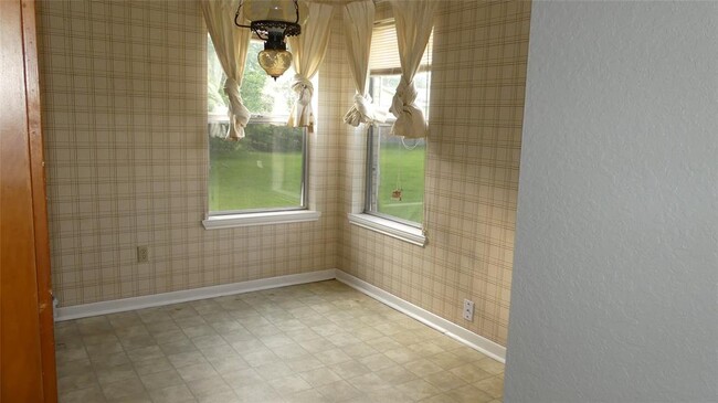 Building Photo - 15606 Santa Fe Dr