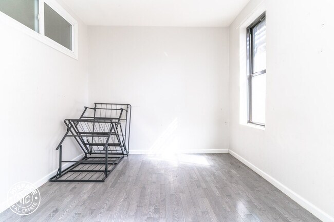 Building Photo - 377 Montgomery St