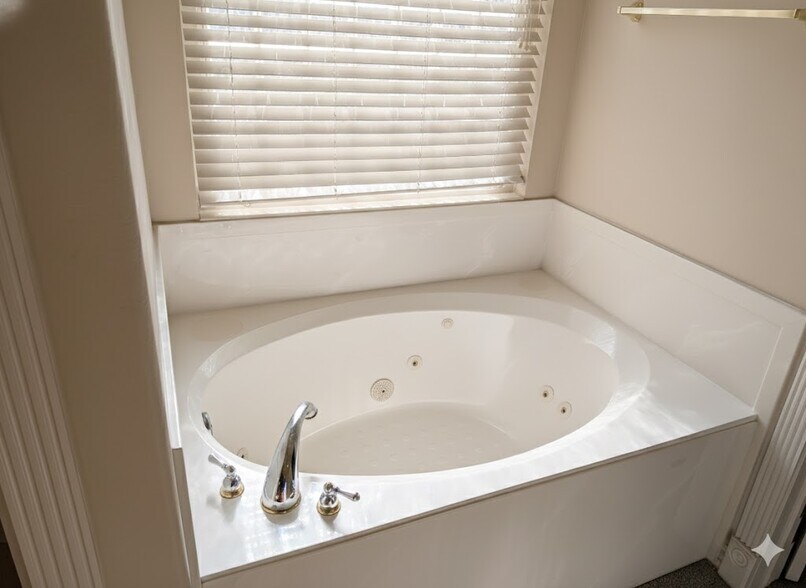 Jetted Tub - 9287 S Avignon Pl