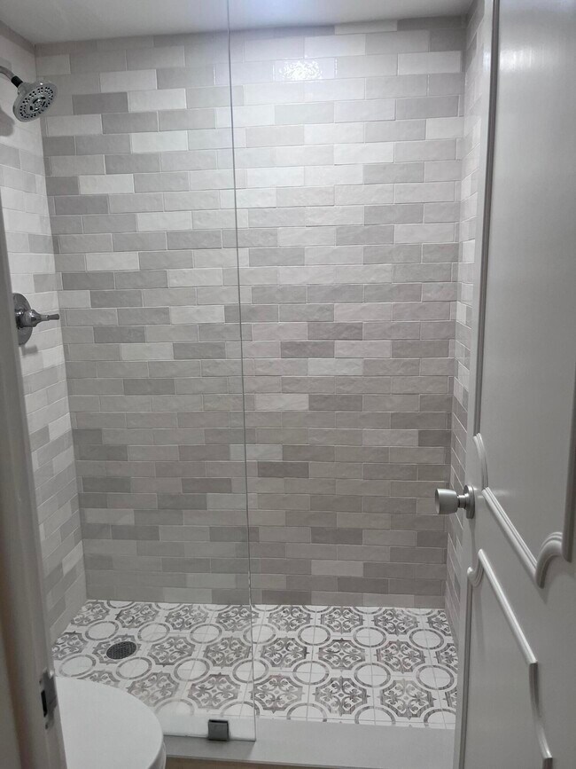 Building Photo - 1069 Hillsboro Mile