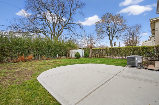 Building Photo - 7245 N Kostner Ave