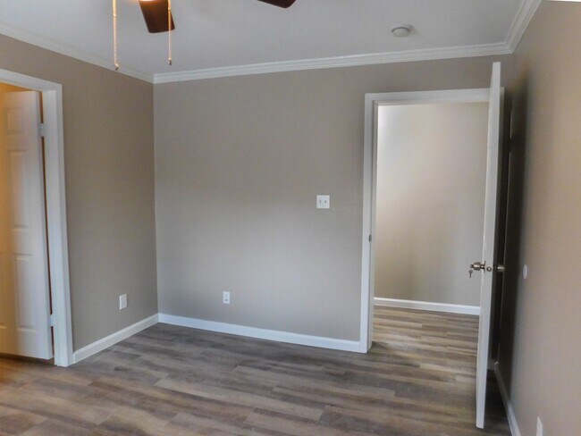 Building Photo - 155 Varsity Dr