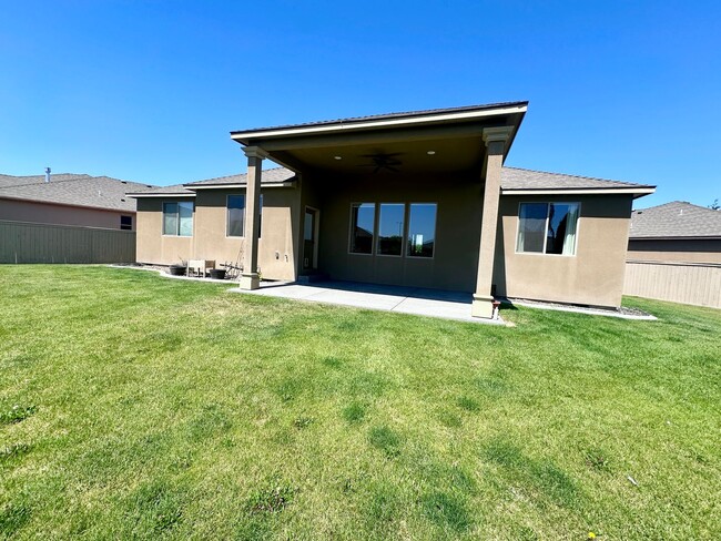 Building Photo - Spacious 4 Bedroom Home in Quiet Cul-de-Sa...