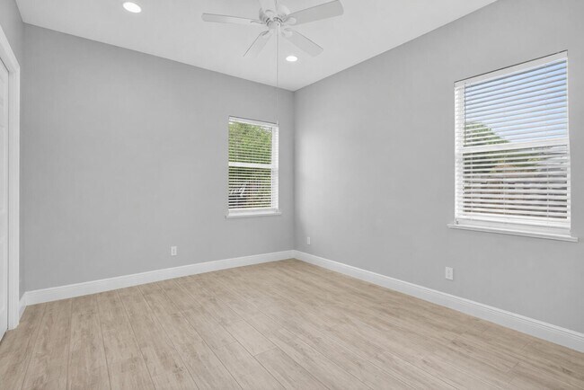 Building Photo - 1571 SW Hunnicut Ave