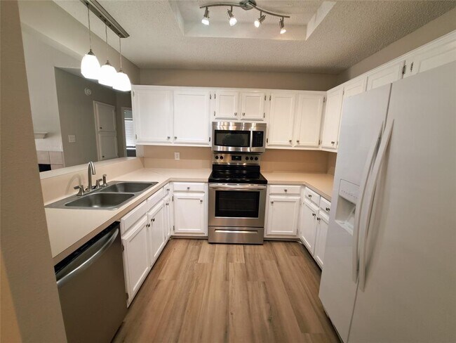 Building Photo - 840 Topaz Ln